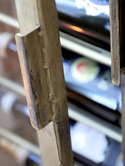 Industrial Weinregal Laurent Metallkorpus und Glas Antik-Gold für 26 Flaschen