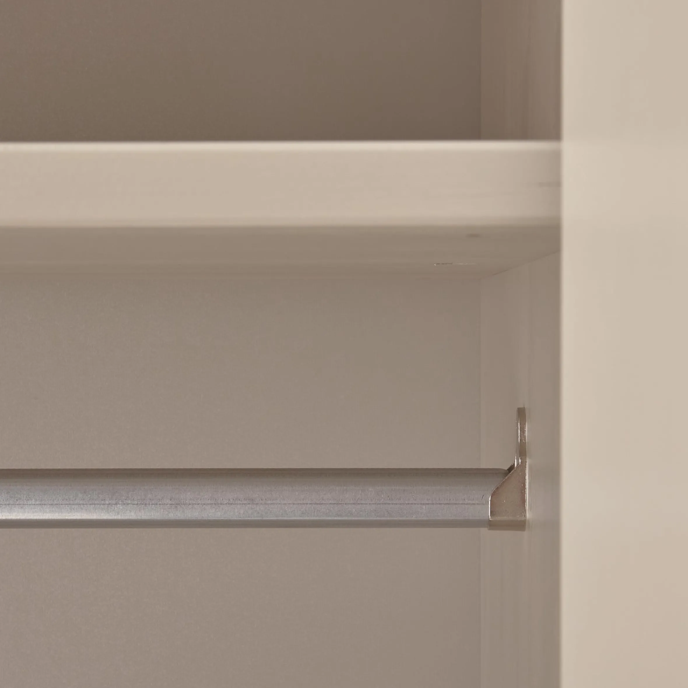 Retro Kleiderschrank Schlafzimmerschrank Rain in Beige mit zwei Böden und einer Kleiderstange