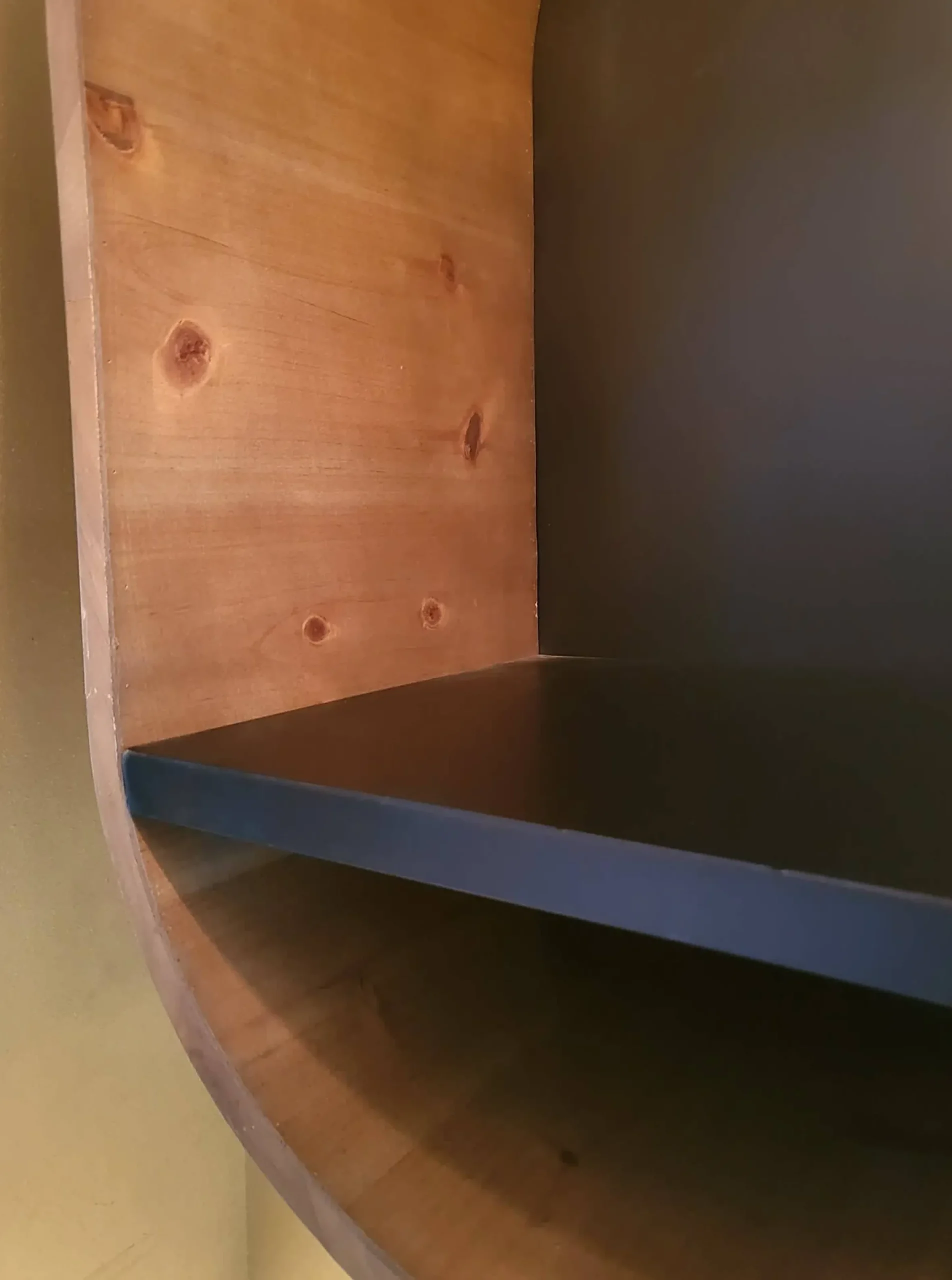 Retro Wandregal Holz Roundabout mit Metallboden