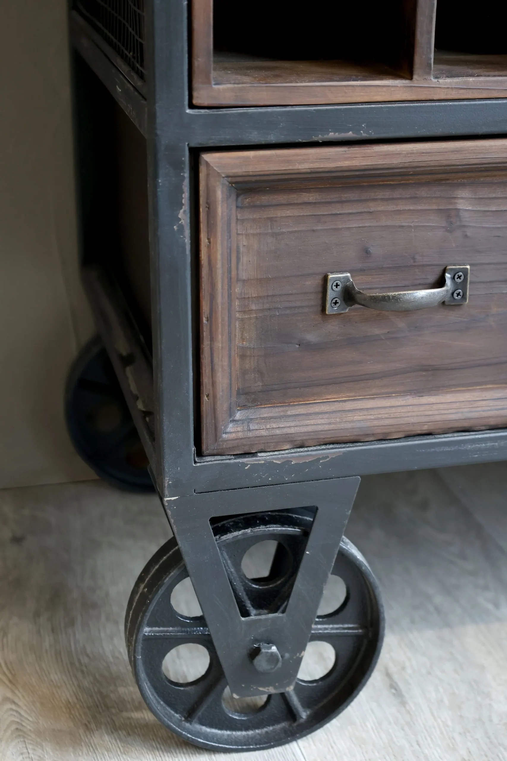 Vintage Hausbar Barwagen Barschrank Old Barn Industrial auf Rädern