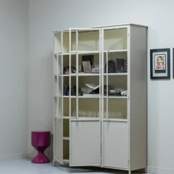 Vitrine Metallschrank Exhibit XL 3-türig Industrial Metall Glas Sand